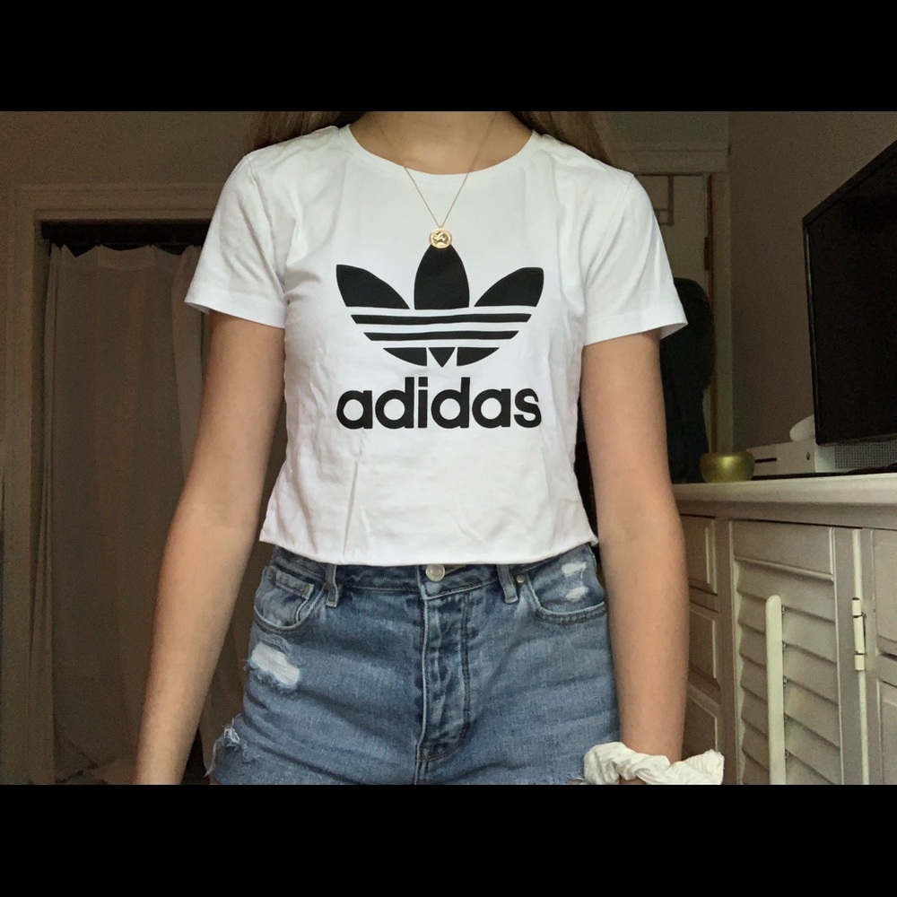 SUPER CUTE ADIDAS CROPPED TEE